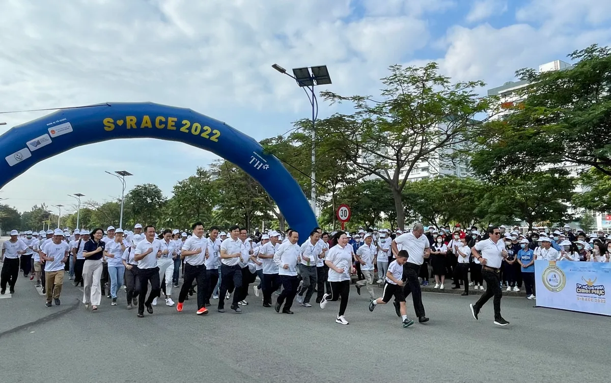 2.000 sinh viên Đại học Quốc gia TP Hồ Chí Minh chạy hưởng ứng S-Race 2022 - Ảnh 1.