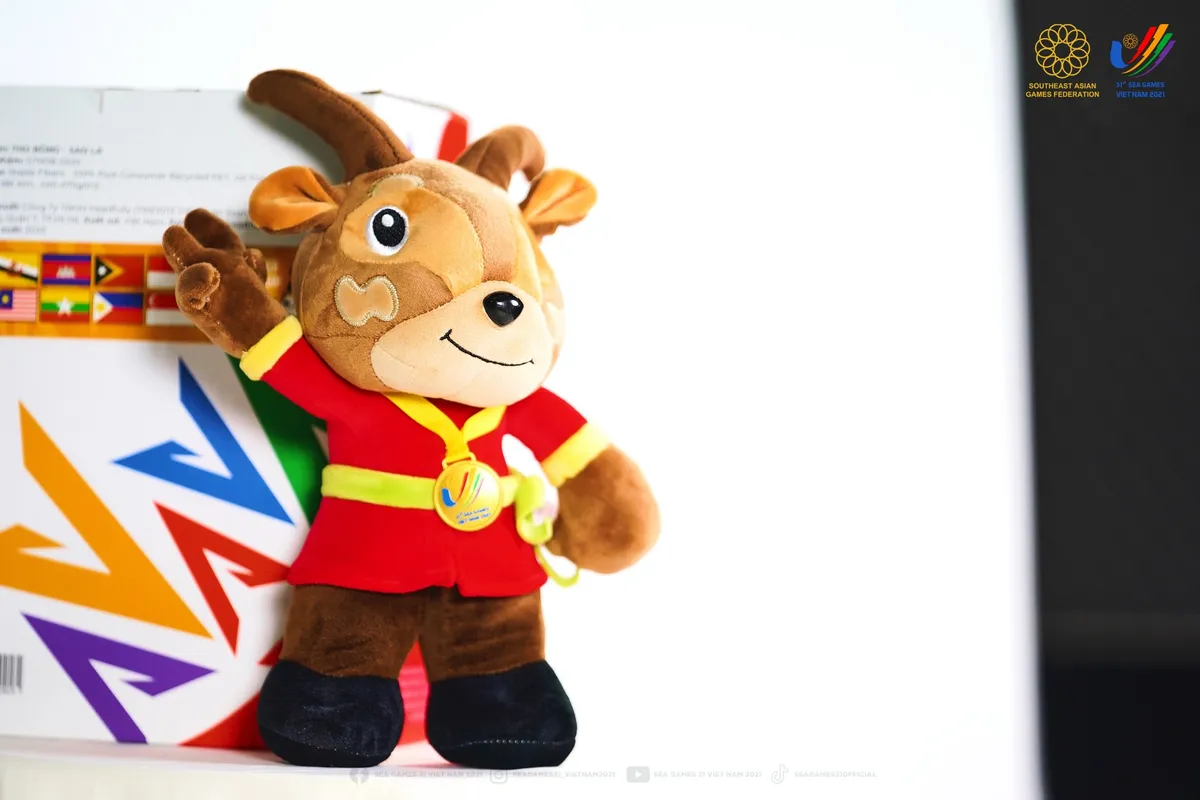 ẢNH: Sao La – linh vật SEA Games 31 ra mắt người hâm mộ phiên bản thú nhồi bông - Ảnh 1.