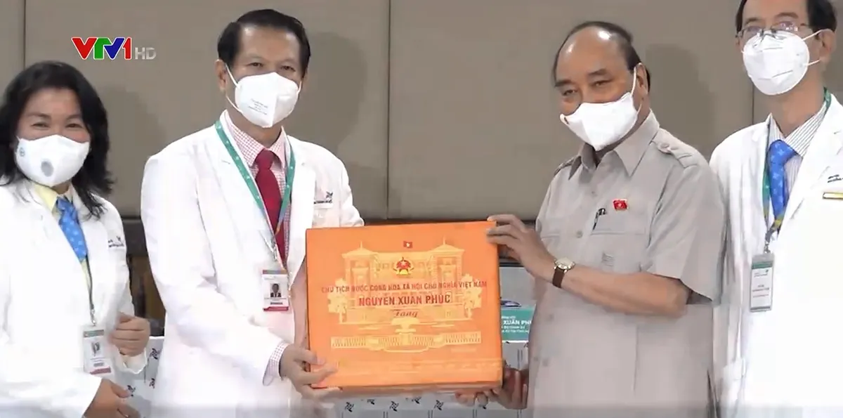 Bác sĩ tận tâm vì sức khỏe người bệnh - Ảnh 1. Bác sĩ tận tâm vì sức khỏe người bệnh - Ảnh 1.
