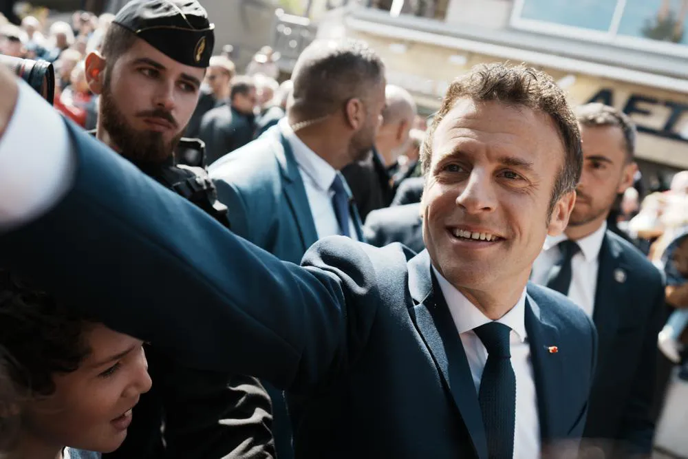 Ông Emmanueal Macron đánh bại đối thủ với cách biệt lớn - Ảnh 1.