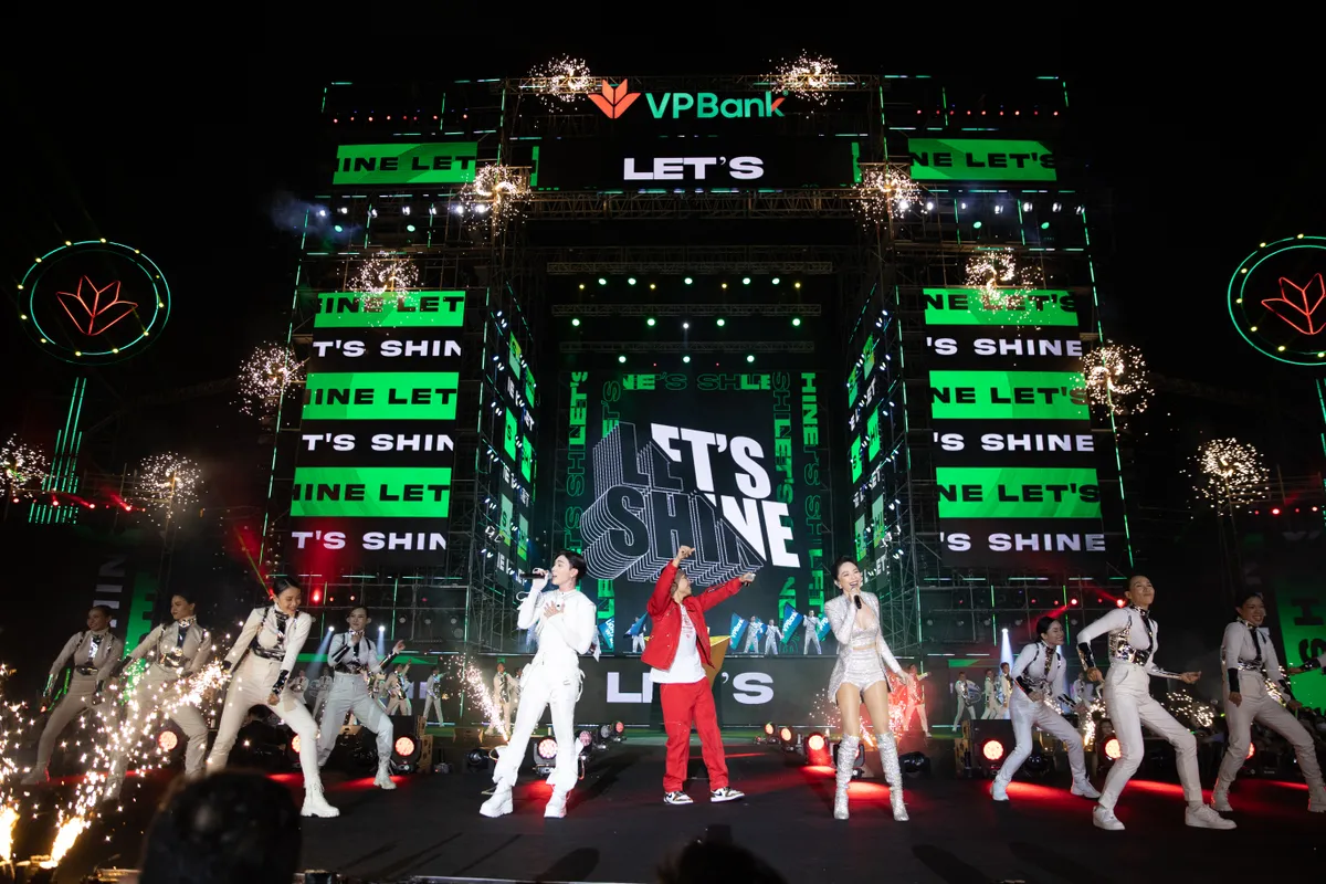 Đại nhạc hội Light Up Viet Nam do VPBank tổ chức b&ugrave;ng nổ với 3 triệu lượt xem livestream - Ảnh 9.
