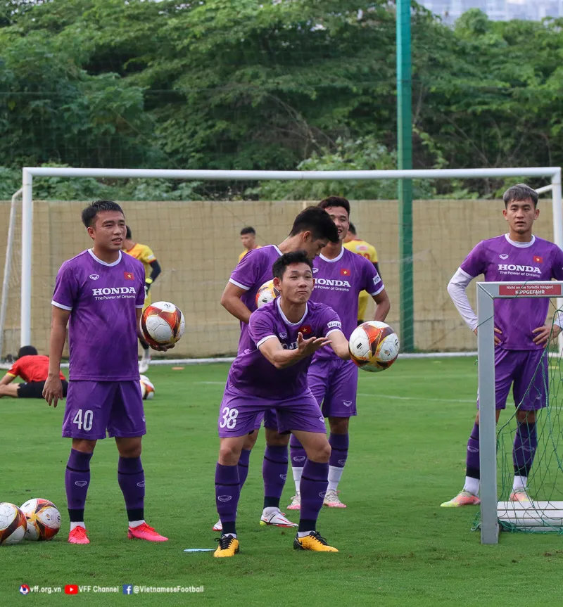 Tiền vệ Hai Long bắt nhịp nhanh với các đồng đội khi được triệu tập bổ sung vào U23 Việt Nam - Ảnh 1. Tiền vệ Hai Long bắt nhịp nhanh với các đồng đội khi được triệu tập bổ sung vào U23 Việt Nam - Ảnh 1.