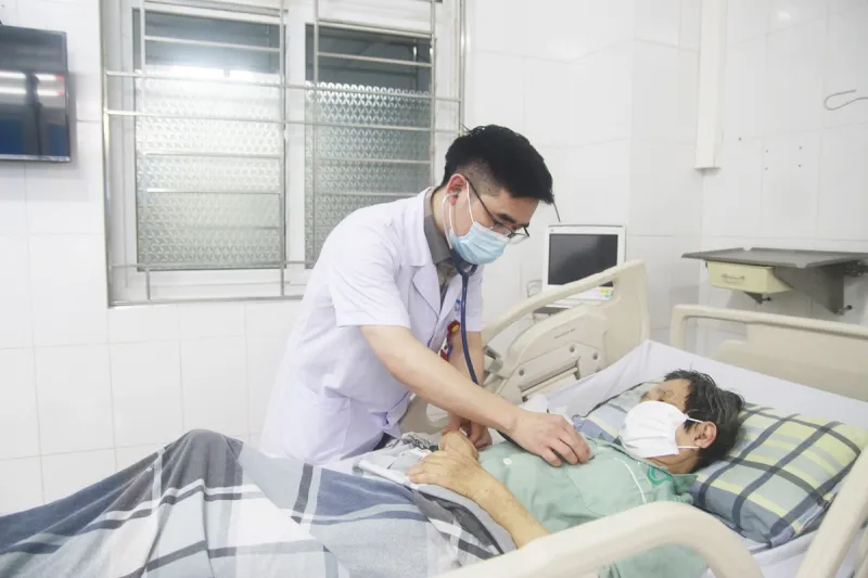 Cứu sống bệnh nhân 83 tuổi bị sốc tim, nhồi máu não nguy kịch - Ảnh 2.