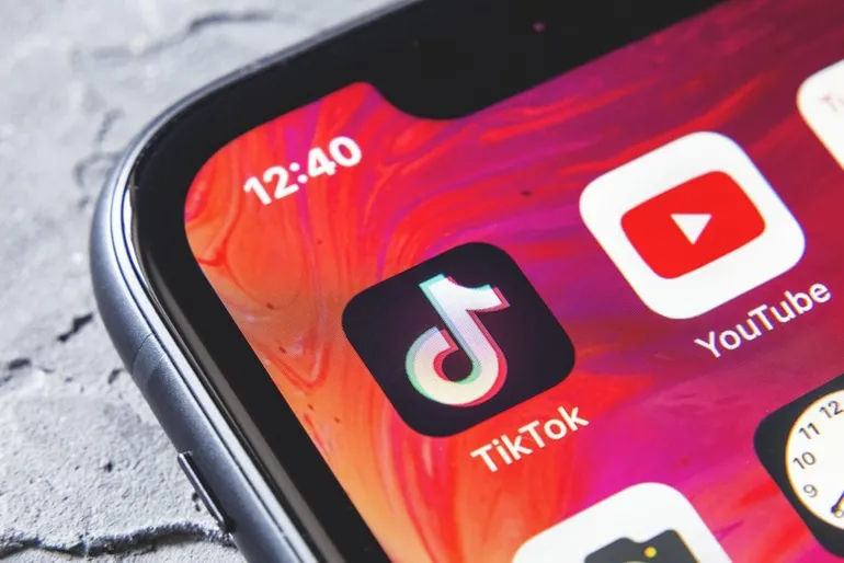 Bị TikTok vượt mặt, doanh thu YouTube giảm mạnh - Ảnh 2.