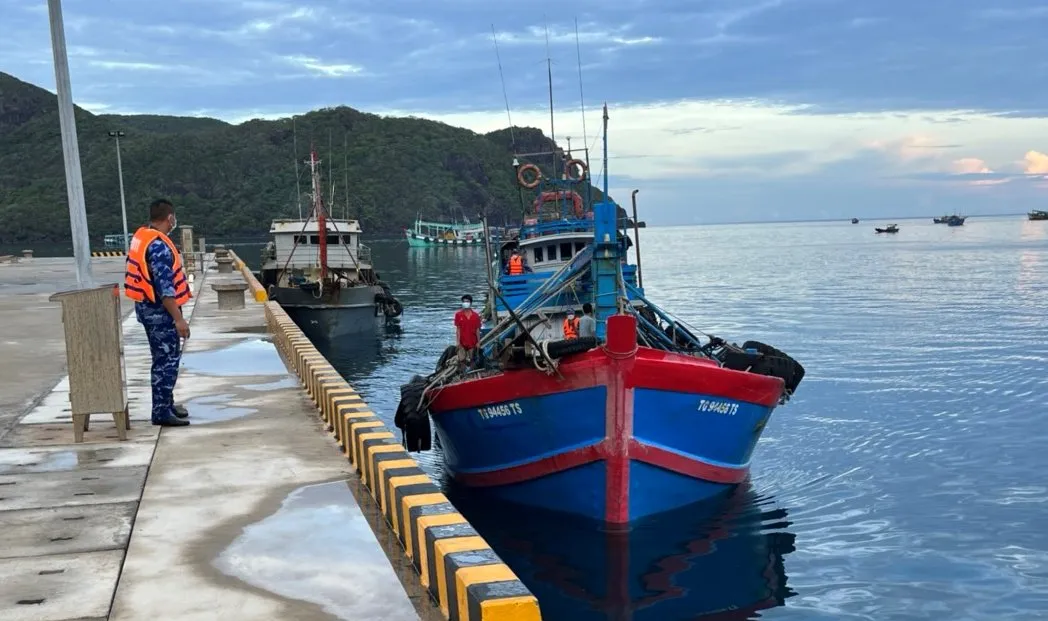 Cảnh s&aacute;t biển bắt giữ t&agrave;u chở 70.000 l&iacute;t dầu DO kh&ocirc;ng r&otilde; nguồn gốc - Ảnh 1.