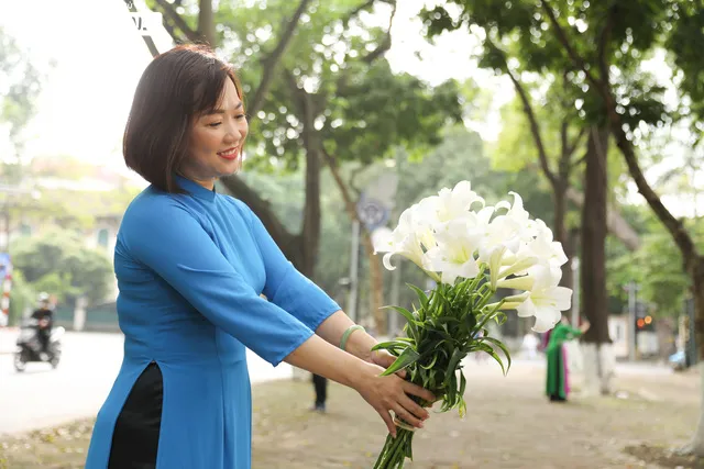 Hà Nội: Hoa loa kèn xuống phố, báo hiệu mùa hè sắp tới - Ảnh 6.