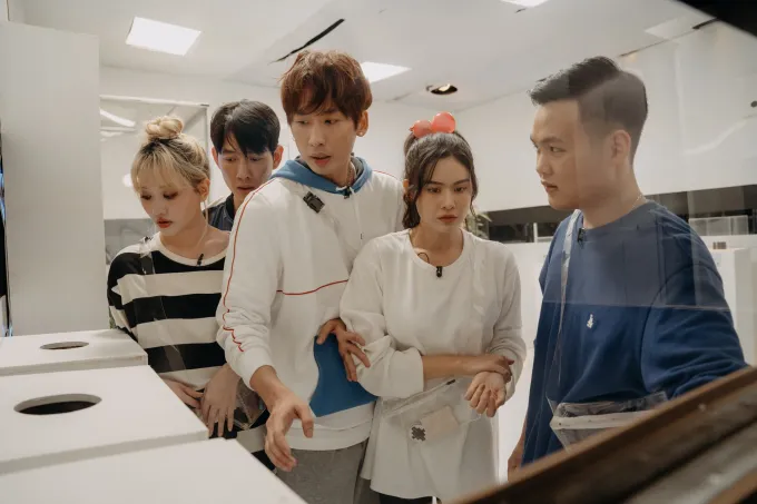 Song Luân bị bà xã Trấn Thành “đánh” tới tấp trong show trốn thoát - Ảnh 2.