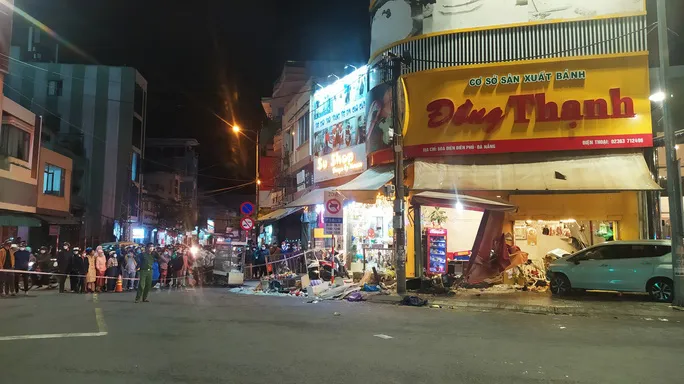 Ô tô mất lái lao vào tiệm bánh mì, 3 người bị thương - Ảnh 1.