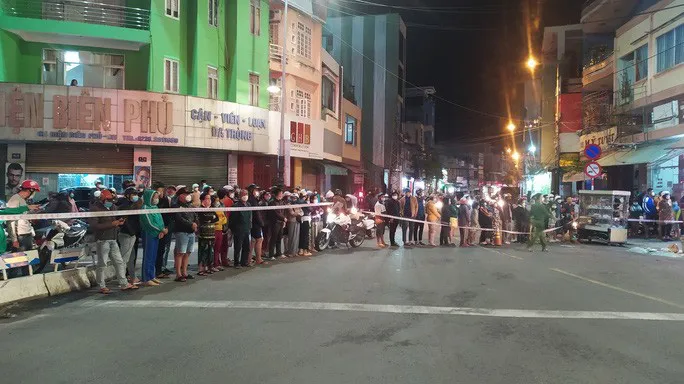 Ô tô mất lái lao vào tiệm bánh mì, 3 người bị thương - Ảnh 3.