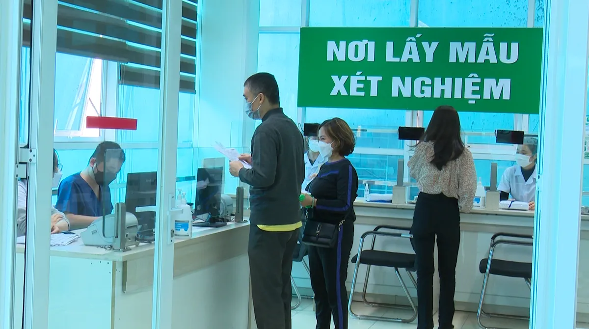 F0 giảm mạnh, Hà Nội dần bình thường hoá hoạt động khám chữa bệnh - Ảnh 2. F0 giảm mạnh, Hà Nội dần bình thường hoá hoạt động khám chữa bệnh - Ảnh 2.