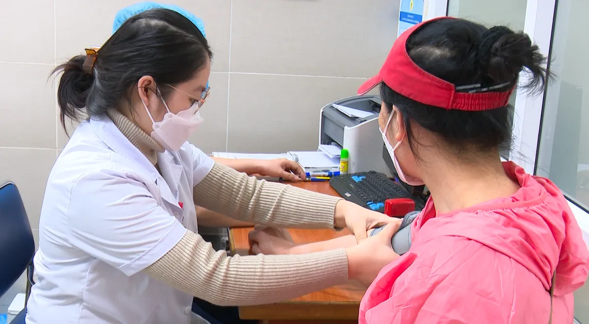F0 giảm mạnh, Hà Nội dần bình thường hoá hoạt động khám chữa bệnh - Ảnh 3. F0 giảm mạnh, Hà Nội dần bình thường hoá hoạt động khám chữa bệnh - Ảnh 3.