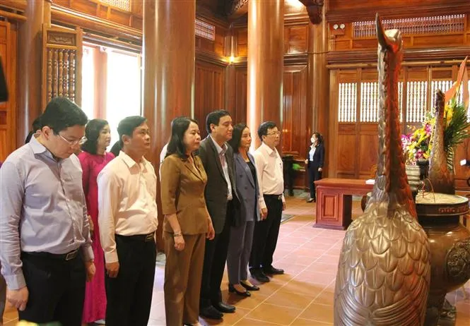 Ph&oacute; Chủ tịch nước trao học bổng v&agrave; nh&agrave; t&igrave;nh nghĩa tại Nghệ An - Ảnh 1.