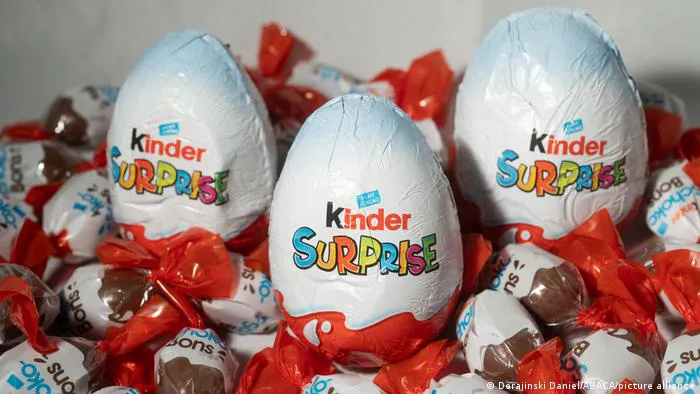 Ferrero thu hồi toàn bộ trứng chocolate Kinder Surprise nhiễm khuẩn tại Anh - Ảnh 1.