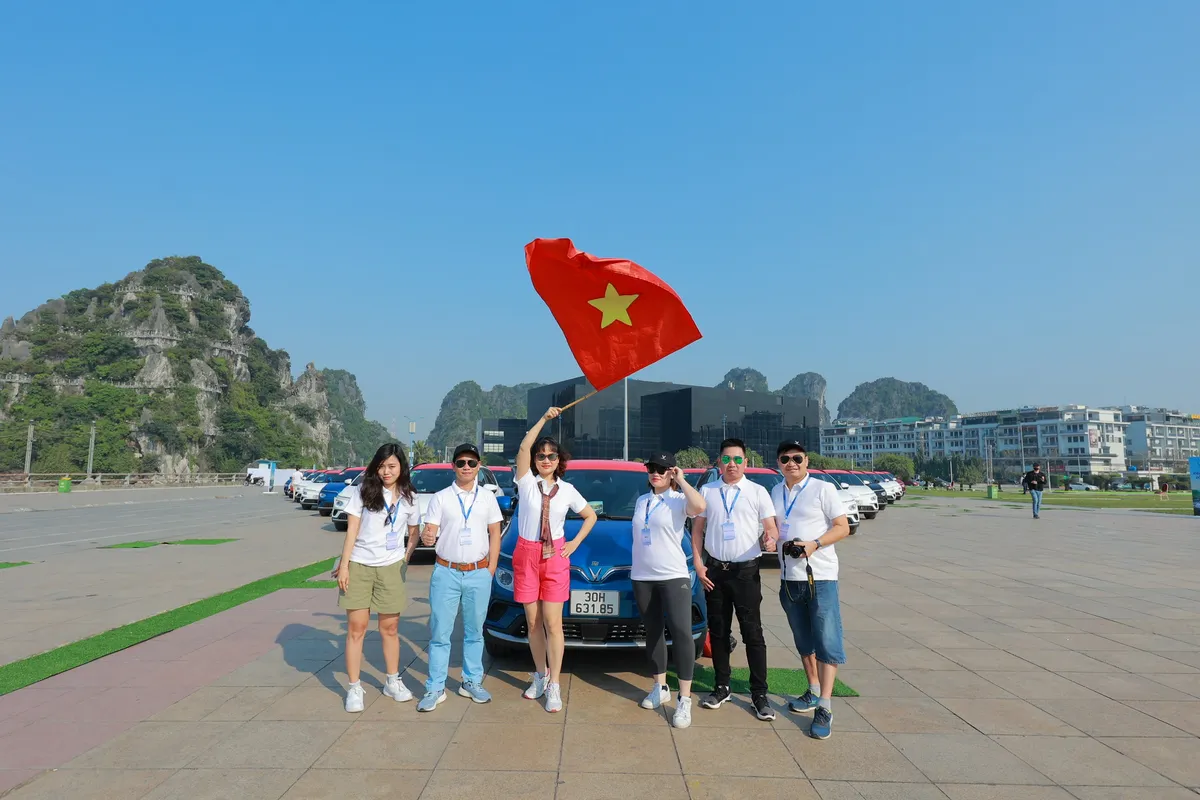 D&agrave;n sao Việt phấn kh&iacute;ch với caravan &ocirc; t&ocirc; điện kỷ lục Việt Nam - Ảnh 2.