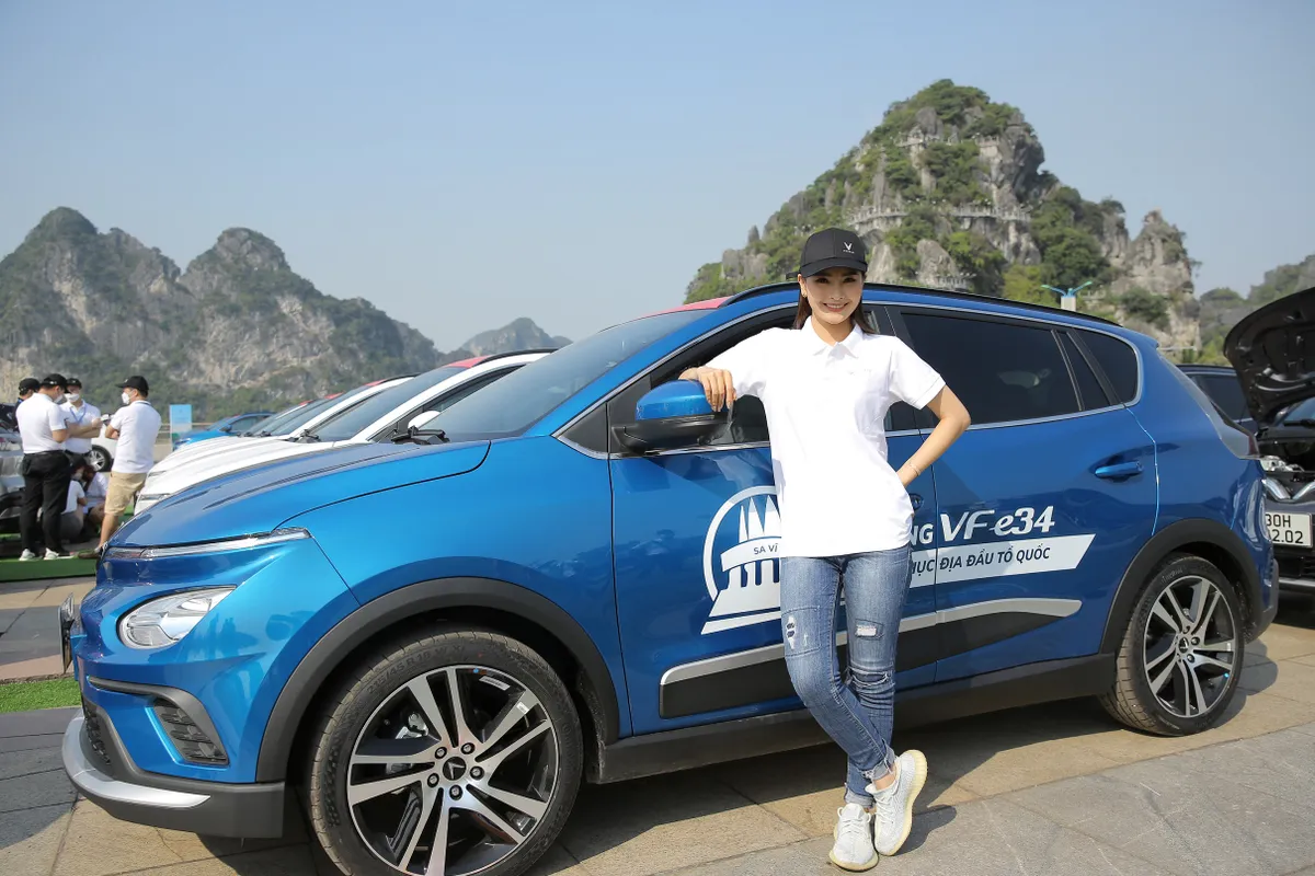 D&agrave;n sao Việt phấn kh&iacute;ch với caravan &ocirc; t&ocirc; điện kỷ lục Việt Nam - Ảnh 3.