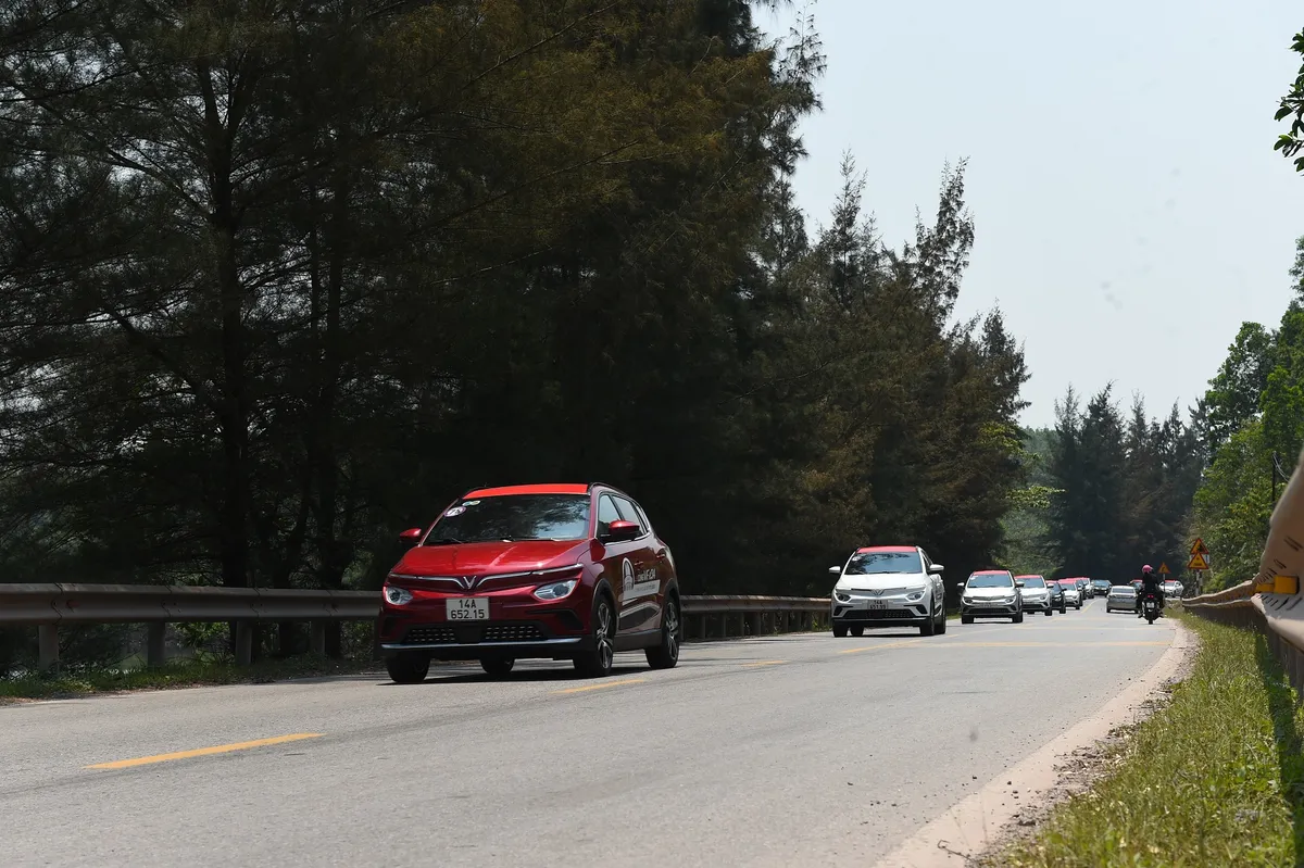 D&agrave;n sao Việt phấn kh&iacute;ch với caravan &ocirc; t&ocirc; điện kỷ lục Việt Nam - Ảnh 8.