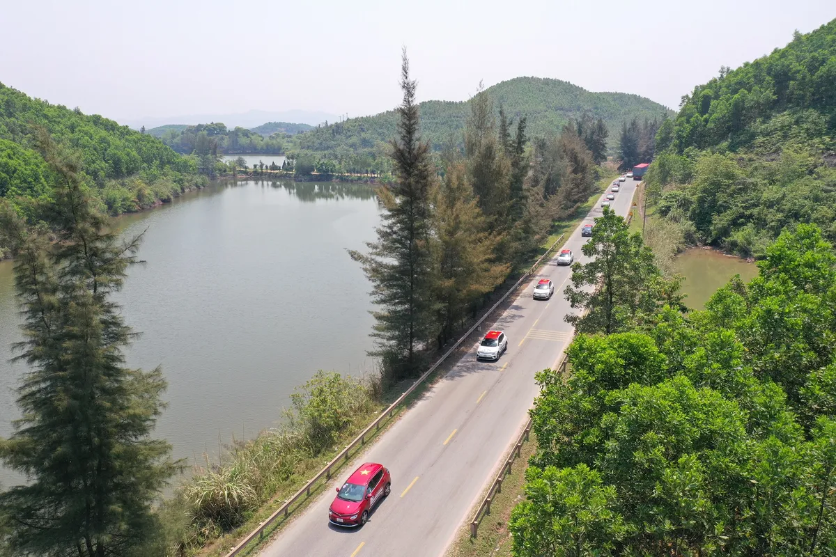 D&agrave;n sao Việt phấn kh&iacute;ch với caravan &ocirc; t&ocirc; điện kỷ lục Việt Nam - Ảnh 9.