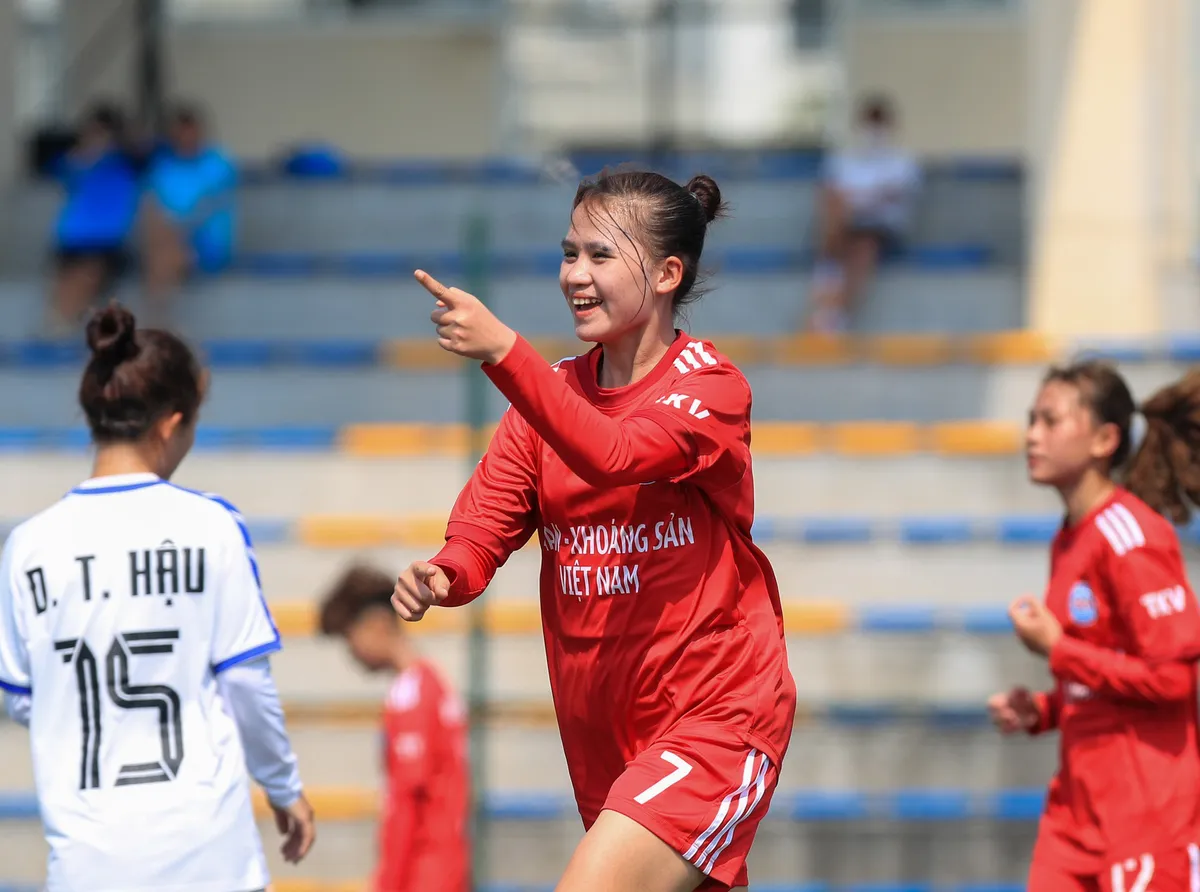 Giải BĐ Nữ VĐ U19 QG 2022 (7/4): Than KSVN trở lại đường đua - Ảnh 2. Giải BĐ Nữ VĐ U19 QG 2022 (7/4): Than KSVN trở lại đường đua - Ảnh 2.