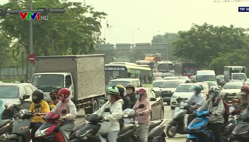 Cửa ngõ Thủ đô ùn ứ nhẹ, giao thông TP Hồ Chí Minh đông đúc ngày đầu nghỉ lễ - Ảnh 1.