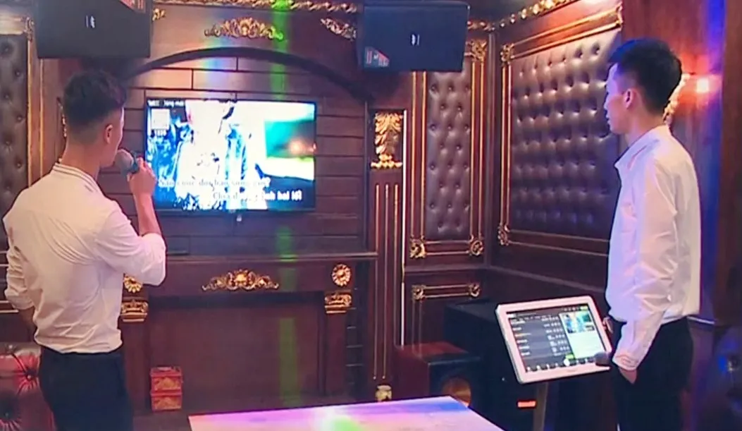 H&agrave; Nội: Dịch vụ Internet, karaoke nhộn nhịp ng&agrave;y đầu mở cửa - Ảnh 2.