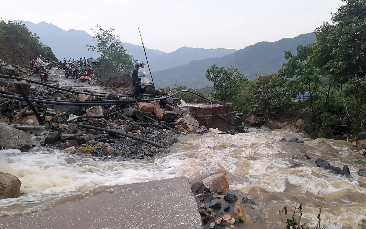 Sạt lở đèo Đại Ninh, giao thông ách tắc nhiều giờ - Ảnh 1.