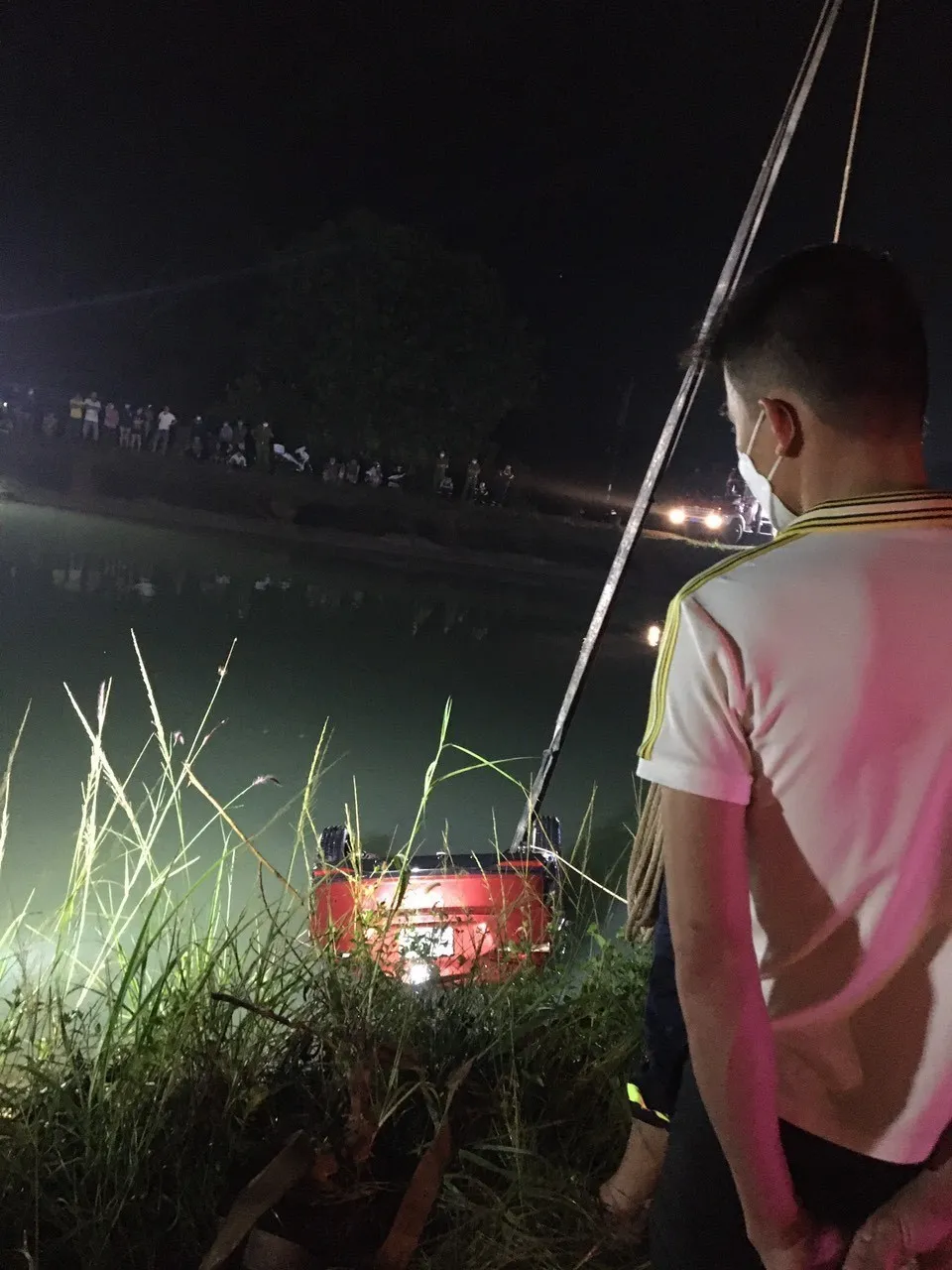 Xe &ocirc; t&ocirc; lao xuống k&ecirc;nh trong đ&ecirc;m, một người tử vong - Ảnh 1.