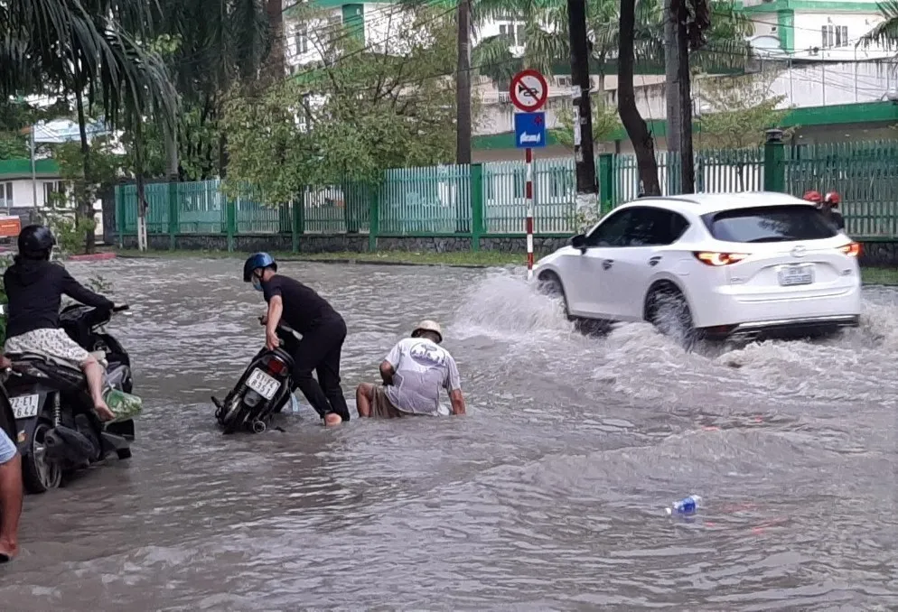 Mưa lớn gây ngập đường ở Bình Dương - Ảnh 2.