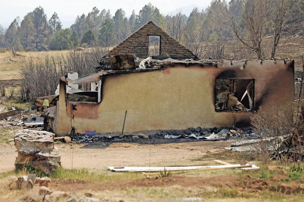 Mỹ: Cháy rừng đe dọa các khu nghỉ dưỡng ở New Mexico, thiêu rụi biệt thự triệu USD ở California - Ảnh 3.