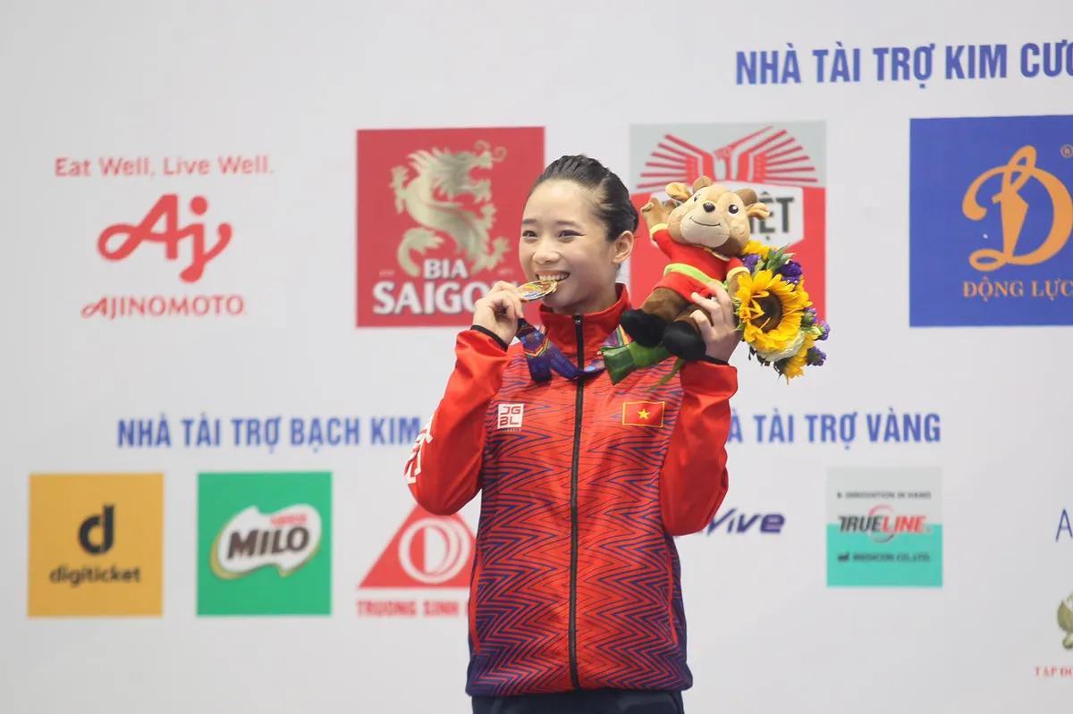 ẢNH | Dương Thúy Vi giành HCV kiếm thuật trong ngày thi đấu đầu tiên SEA Games 31 - Ảnh 8. ẢNH | Dương Thúy Vi giành HCV kiếm thuật trong ngày thi đấu đầu tiên SEA Games 31 - Ảnh 8.