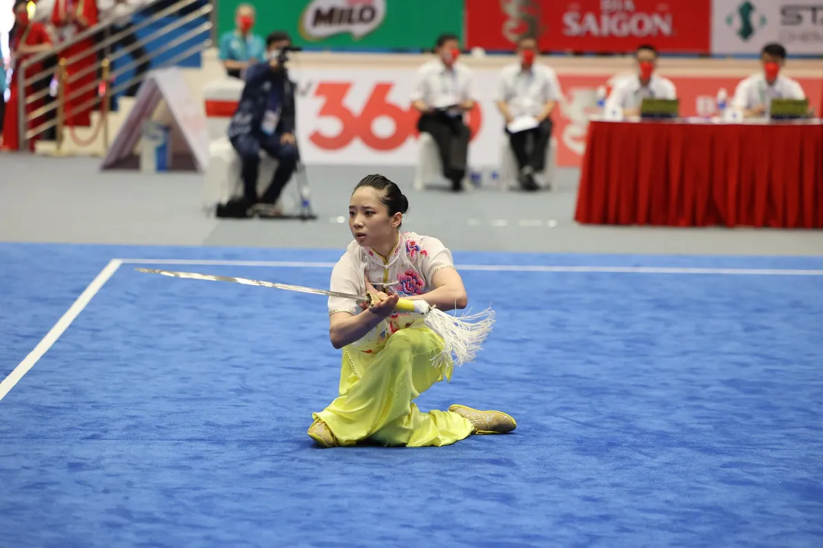 ẢNH | Dương Thúy Vi giành HCV kiếm thuật trong ngày thi đấu đầu tiên SEA Games 31 - Ảnh 2. ẢNH | Dương Thúy Vi giành HCV kiếm thuật trong ngày thi đấu đầu tiên SEA Games 31 - Ảnh 2.