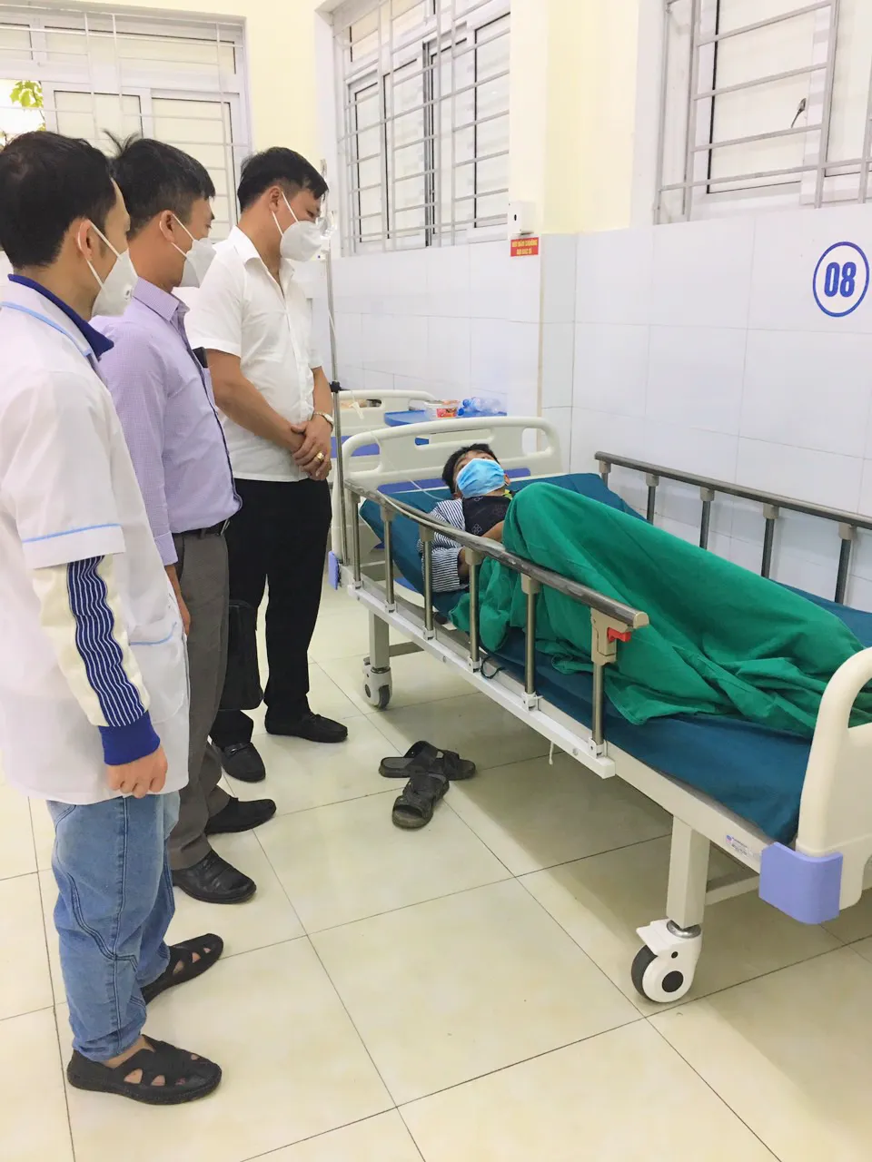Hà Giang: 10 trường hợp bị ngộ độc sau khi ăn quả rừng - Ảnh 1.