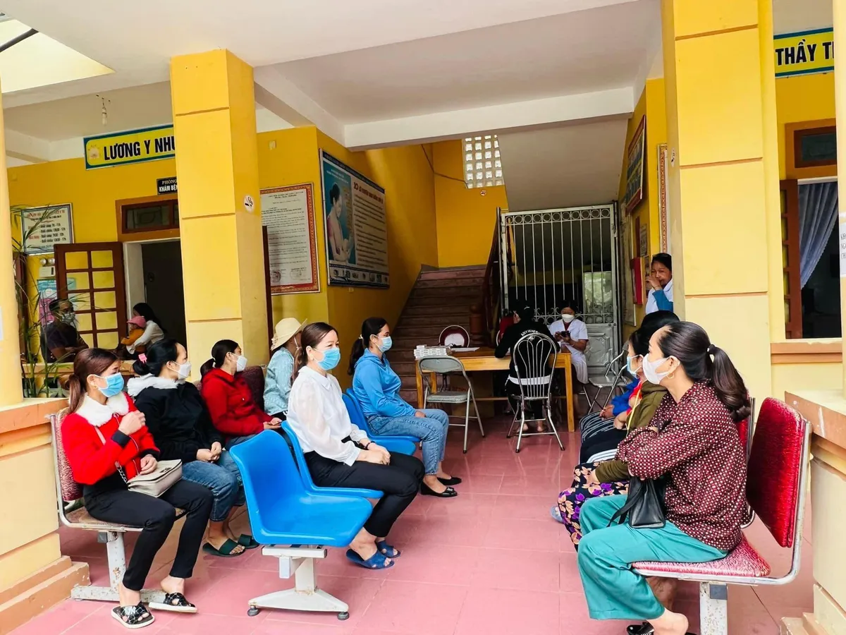 Nghệ An: Tư vấn, khám sức khỏe sinh sản cho phụ nữ trong độ tuổi sinh đẻ ở huyện vùng cao Kỳ Sơn - Ảnh 2. Nghệ An: Tư vấn, khám sức khỏe sinh sản cho phụ nữ trong độ tuổi sinh đẻ ở huyện vùng cao Kỳ Sơn - Ảnh 2.