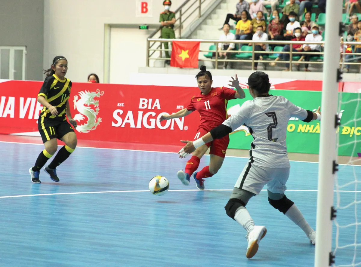 Đánh bại Malaysia, ĐT Việt Nam dẫn đầu bảng xếp hạng futsal nữ SEA Games 31 - Ảnh 1. Đánh bại Malaysia, ĐT Việt Nam dẫn đầu bảng xếp hạng futsal nữ SEA Games 31 - Ảnh 1.