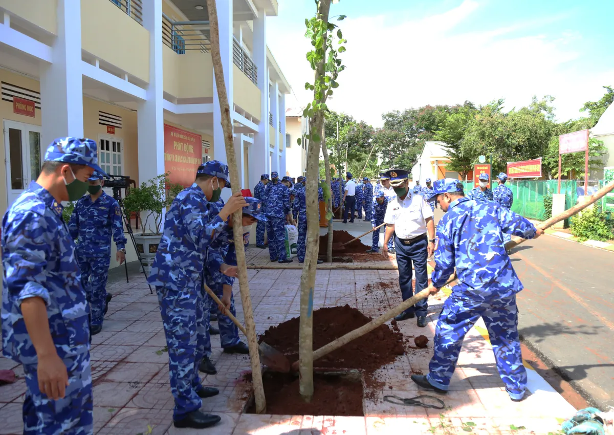 Bộ Tư lệnh Vùng Cảnh sát biển 3 phát động trồng cây đời đời nhớ ơn Bác Hồ - Ảnh 1.