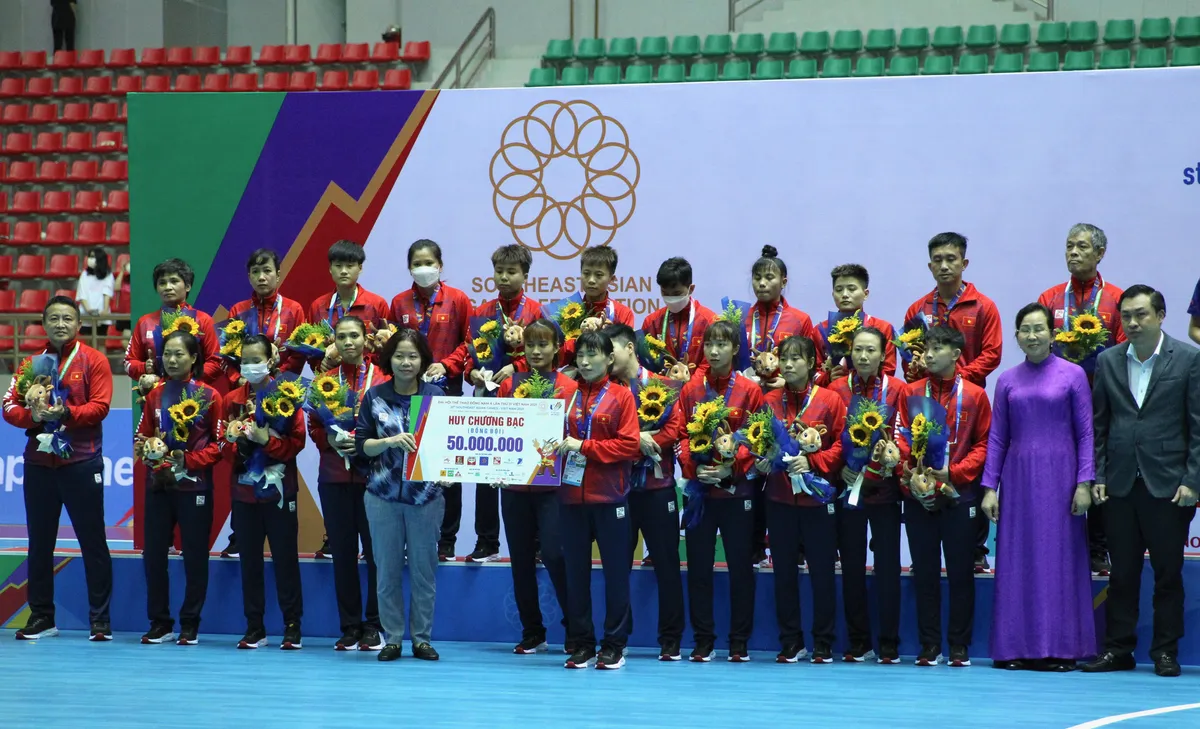 Thua đáng tiếc Thái Lan, đội tuyển futsal nữ Việt Nam giành huy chương Bạc - Ảnh 10. Thua đáng tiếc Thái Lan, đội tuyển futsal nữ Việt Nam giành huy chương Bạc - Ảnh 10.