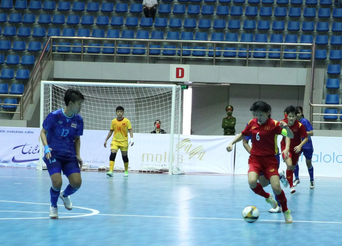 Thua đáng tiếc Thái Lan, đội tuyển futsal nữ Việt Nam giành huy chương Bạc - Ảnh 2. Thua đáng tiếc Thái Lan, đội tuyển futsal nữ Việt Nam giành huy chương Bạc - Ảnh 2.