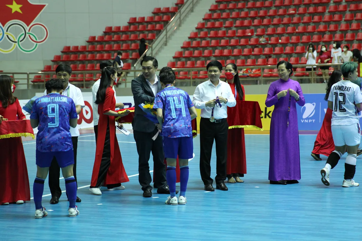 Thua đáng tiếc Thái Lan, đội tuyển futsal nữ Việt Nam giành huy chương Bạc - Ảnh 4. Thua đáng tiếc Thái Lan, đội tuyển futsal nữ Việt Nam giành huy chương Bạc - Ảnh 4.