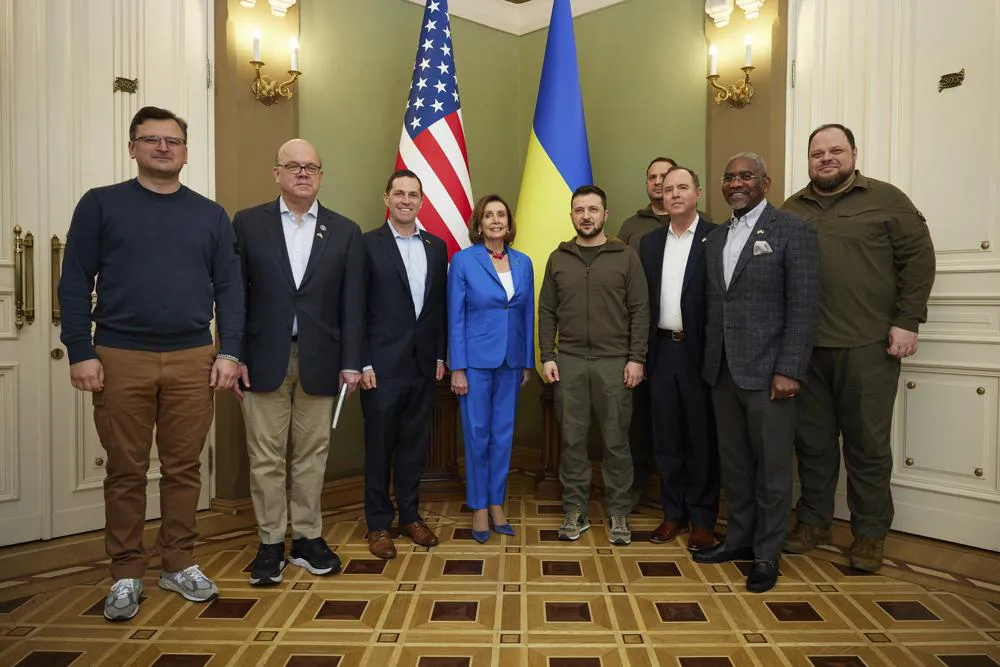 Chủ tịch Hạ viện Mỹ Nancy Pelosi bất ngờ thăm Ukraine - Ảnh 2.