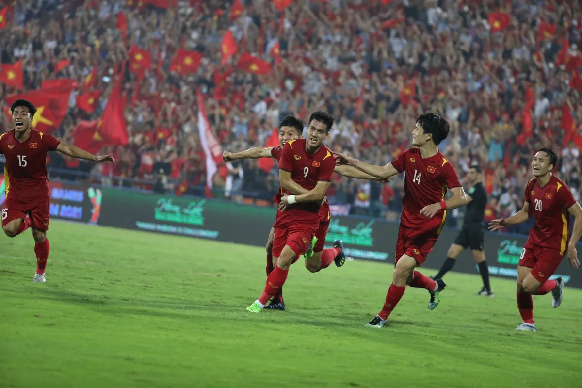 Cổ động viên đổ ra đường ăn mừng U23 Việt Nam vào Chung kết SEA Games 31 - Ảnh 1.