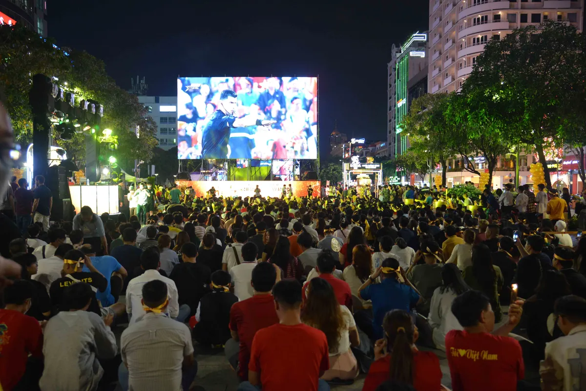 Cổ động viên đổ ra đường ăn mừng U23 Việt Nam vào Chung kết SEA Games 31 - Ảnh 3.