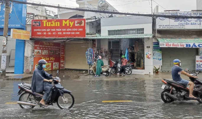 TP Hồ Ch&iacute; Minh: Đường th&agrave;nh s&ocirc;ng sau cơn mưa lớn cuối tuần - Ảnh 3.