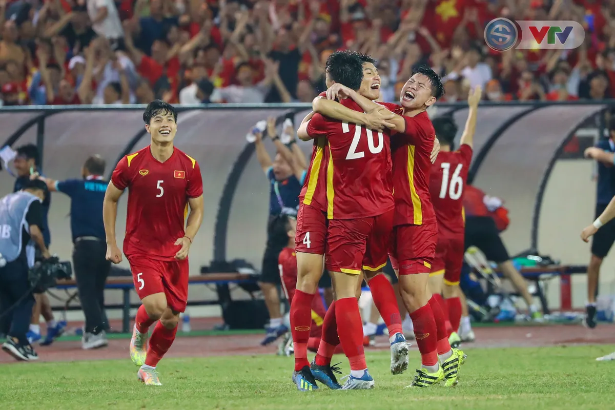 ẢNH | U23 Việt Nam và màn ăn mừng HCV SEA Games đáng nhớ - Ảnh 5. ẢNH | U23 Việt Nam và màn ăn mừng HCV SEA Games đáng nhớ - Ảnh 5.