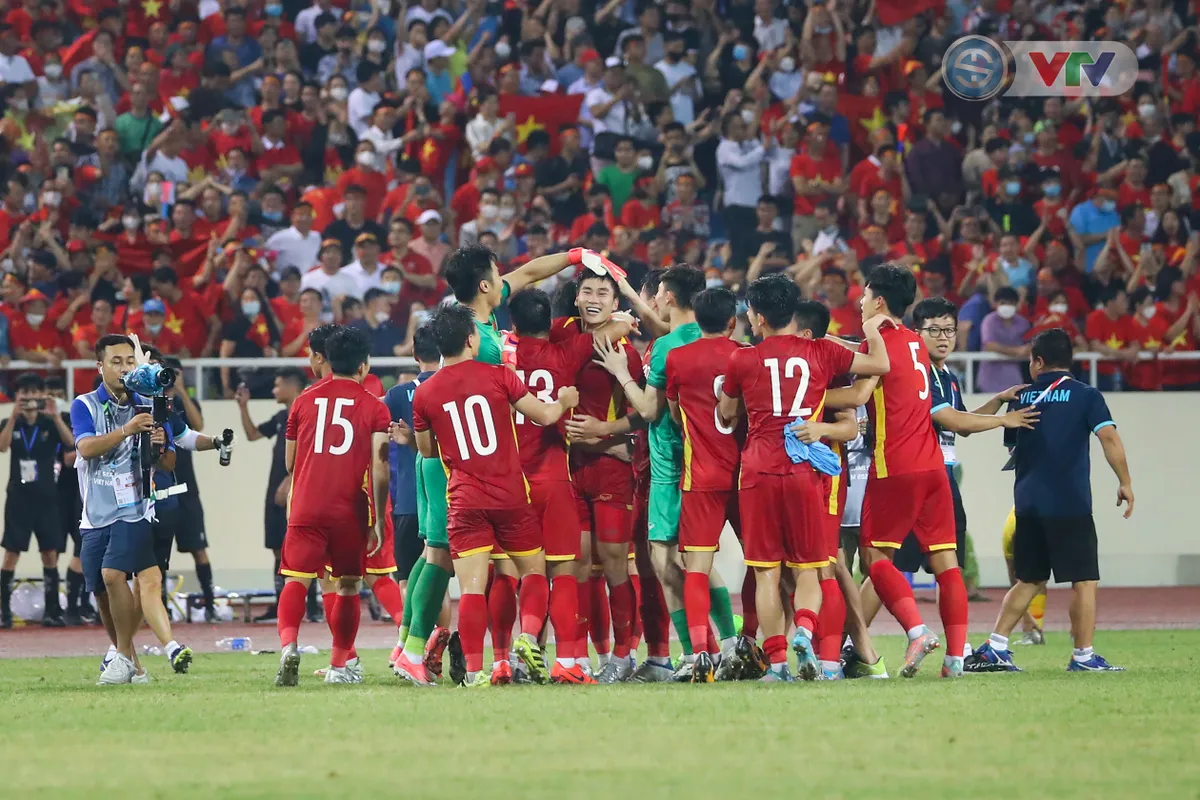 ẢNH | U23 Việt Nam và màn ăn mừng HCV SEA Games đáng nhớ - Ảnh 7. ẢNH | U23 Việt Nam và màn ăn mừng HCV SEA Games đáng nhớ - Ảnh 7.