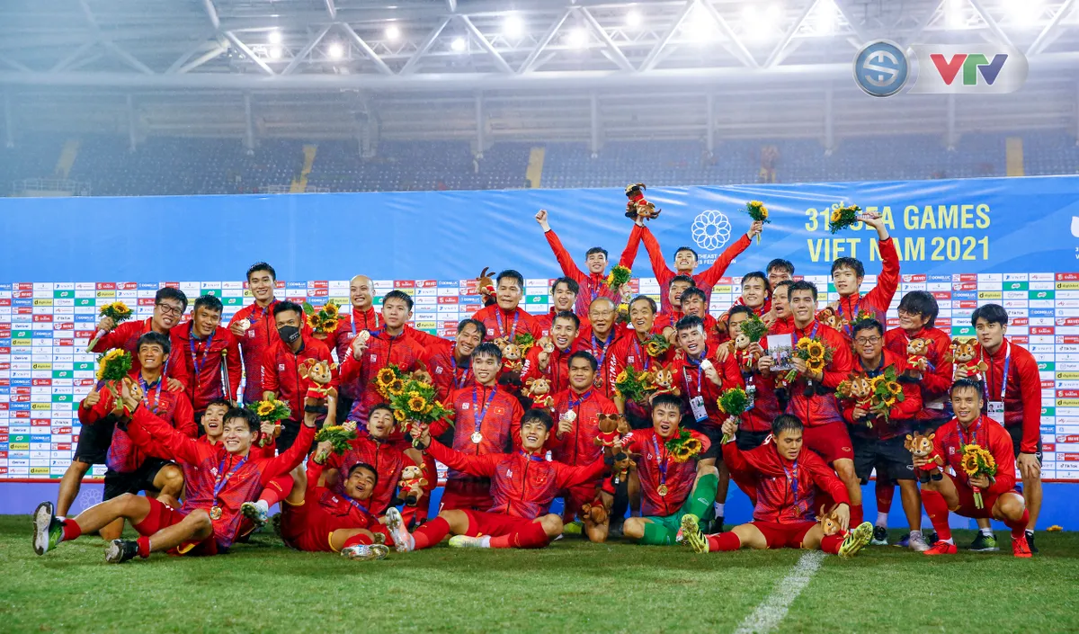 ẢNH | U23 Việt Nam và màn ăn mừng HCV SEA Games đáng nhớ - Ảnh 16. ẢNH | U23 Việt Nam và màn ăn mừng HCV SEA Games đáng nhớ - Ảnh 16.