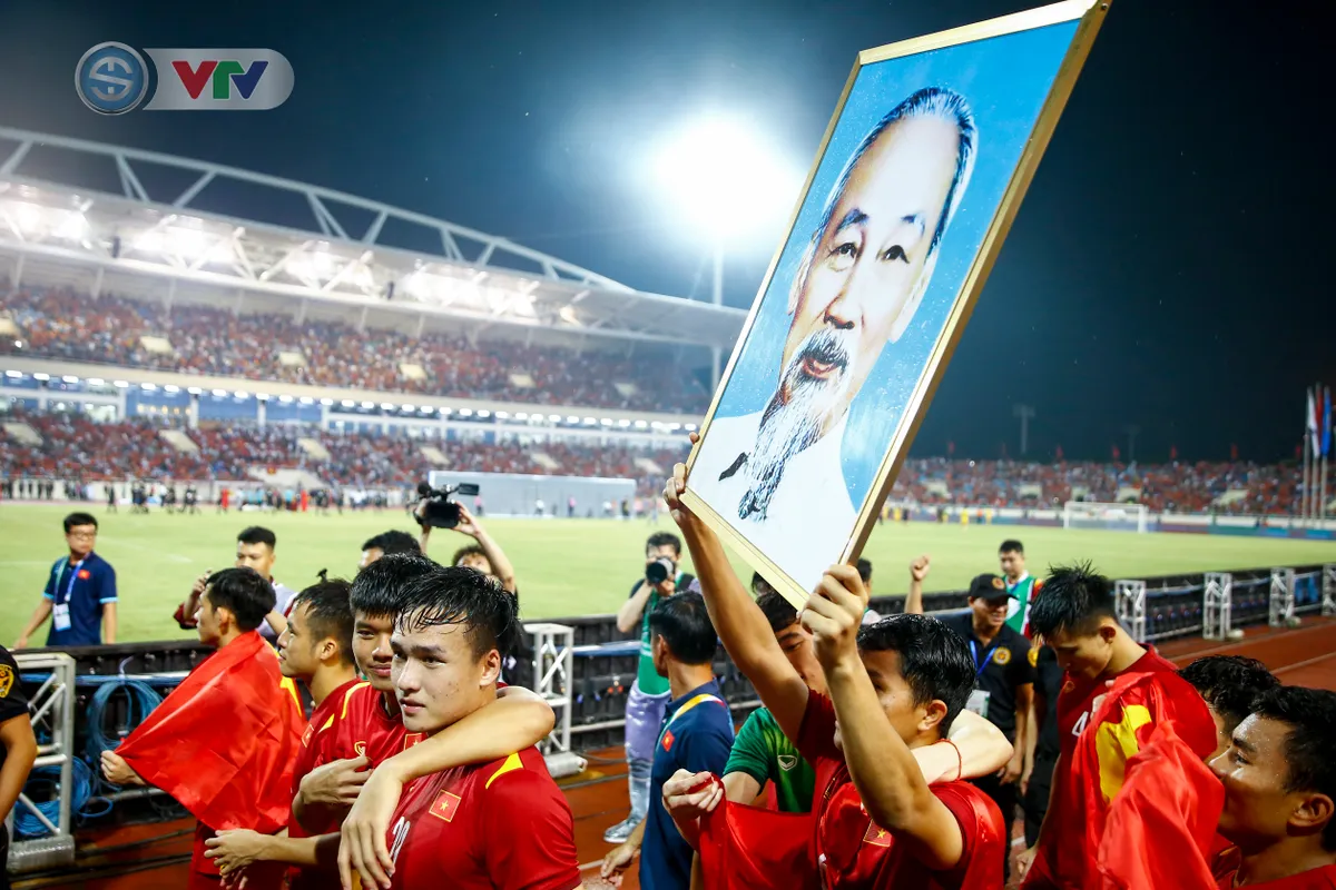 ẢNH | U23 Việt Nam và màn ăn mừng HCV SEA Games đáng nhớ - Ảnh 11. ẢNH | U23 Việt Nam và màn ăn mừng HCV SEA Games đáng nhớ - Ảnh 11.