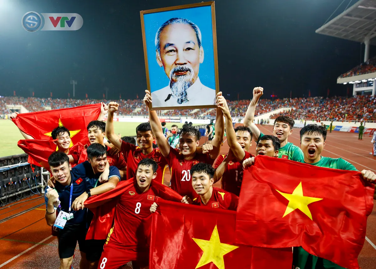 ẢNH | U23 Việt Nam và màn ăn mừng HCV SEA Games đáng nhớ - Ảnh 8. ẢNH | U23 Việt Nam và màn ăn mừng HCV SEA Games đáng nhớ - Ảnh 8.