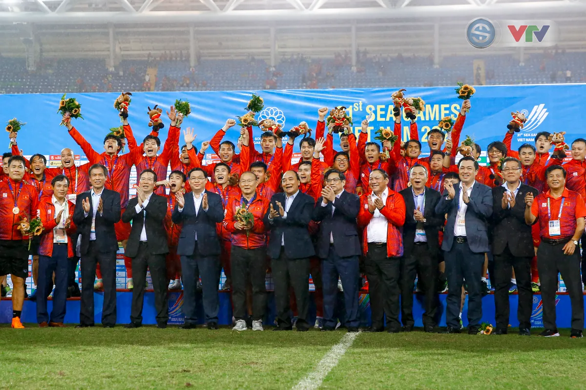 ẢNH | U23 Việt Nam và màn ăn mừng HCV SEA Games đáng nhớ - Ảnh 15. ẢNH | U23 Việt Nam và màn ăn mừng HCV SEA Games đáng nhớ - Ảnh 15.