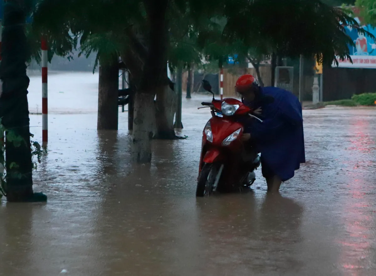 Mưa lớn, nhiều tuyến phố tại Vĩnh Phúc ngập nặng - Ảnh 3.