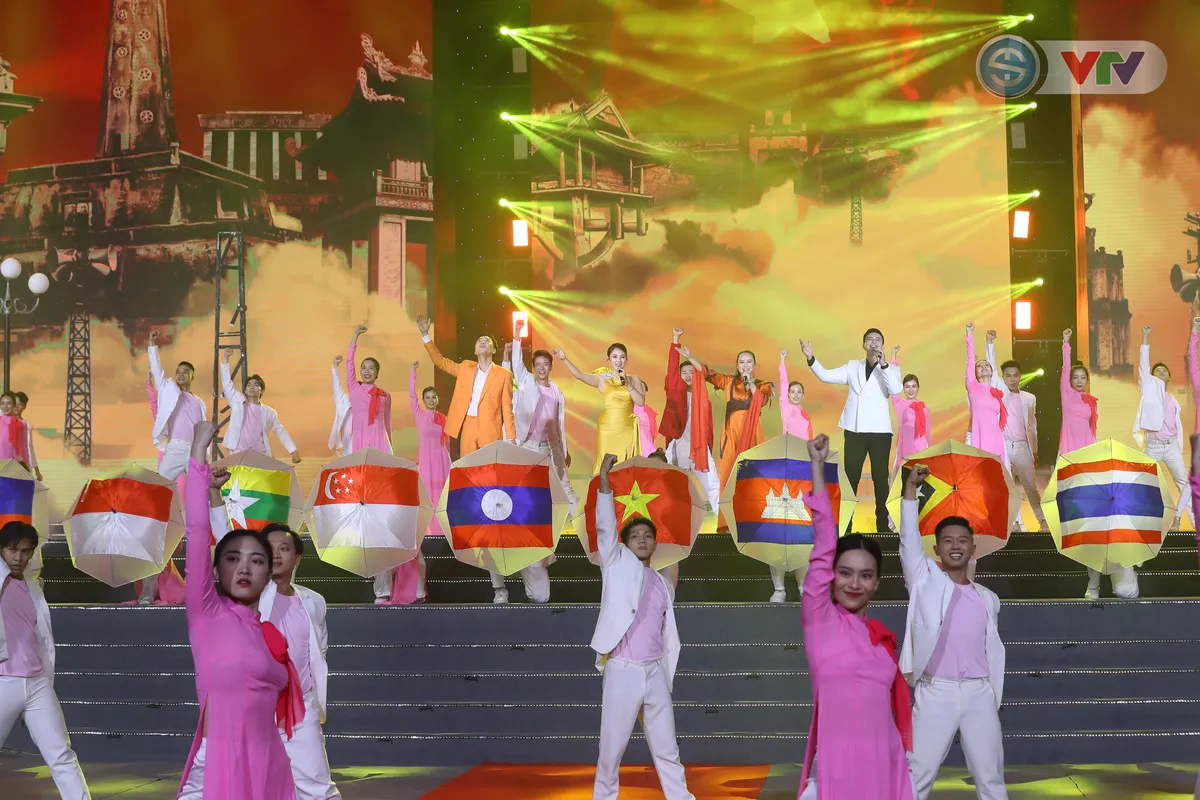 ẢNH | Lễ bế mạc SEA Games 31 ngập tràn âm nhạc và màu sắc văn hóa - Ảnh 2. ẢNH | Lễ bế mạc SEA Games 31 ngập tràn âm nhạc và màu sắc văn hóa - Ảnh 2.
