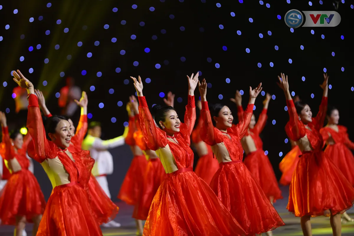 ẢNH | Lễ bế mạc SEA Games 31 ngập tràn âm nhạc và màu sắc văn hóa - Ảnh 13. ẢNH | Lễ bế mạc SEA Games 31 ngập tràn âm nhạc và màu sắc văn hóa - Ảnh 13.